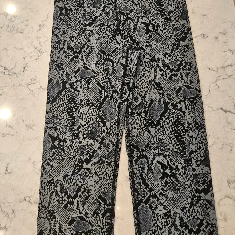 Nike Printed Cropped Leggings Size Medium